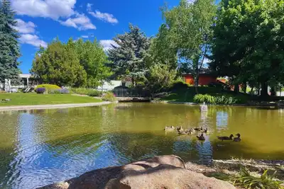 Image de Rock N' Roll + Sweet Dreams! Get Cozy Next to Indoor & Outdoor Fireplace'! 7 min Drive to Saint Als