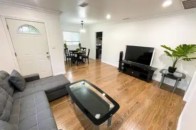 Image de Entire Remodeled House 2b1b in La w/self check-in
