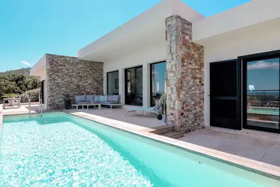 Image de Villa avec piscine, vue mer