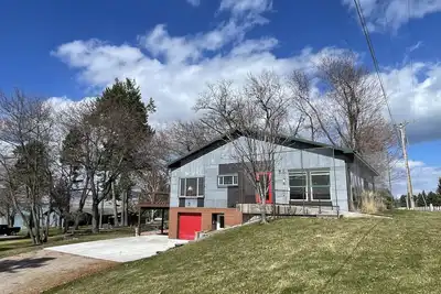 5 Bedroom home on golf course with lake access, Rv parking and boat dock