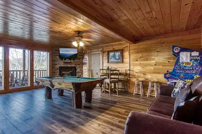 Image de Enjoy mountain views, indoor subdivision pool, game room, close to fun!