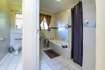 Image de Munro House l Family-Friendly City Getaway with Ocean Views l Sleeps 8