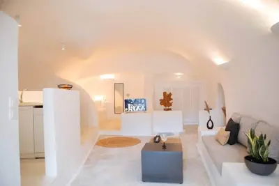 Image de An old traditional Winemakers cellar carved into the hills of Finikia.