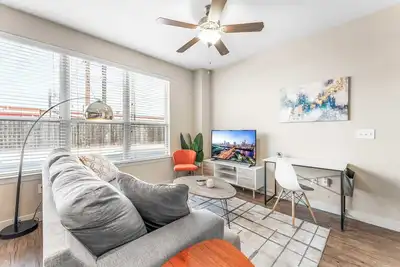 Image de Cozy SoCo 1br King Suite w/ GymPickleballLaundry