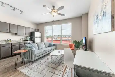 Image de Chic SoCo 1br King Suite w/ GymPickleballLaundry