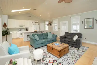 Image de Charming cottage 2blks to town, walking distance to beach & restaurants, hot tub