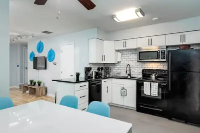 Image de Spacious & Charming ★ Unc Home ★ Monthly Townhome ★ Pet Friendly
