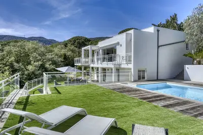 Image de Magnifique Villa Contemporaine 5* Vue Mer Proche De Saint Tropez, Piscine à 29°