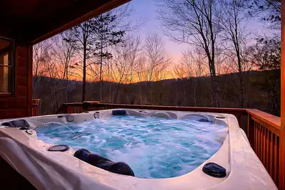 Image de Private Hot Tub, Fire Pit, Game Room, near Dollywood, Gatlinburg & Gsmnp