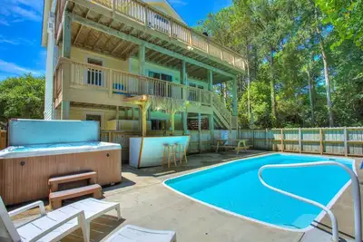 Image de It's 5 O'Clock Somewhere – Beach, Pool & Hot Tub