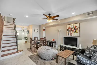 Image de Enjoy Your Stay in this Amazing Location in Philadelphia! by RedAwning