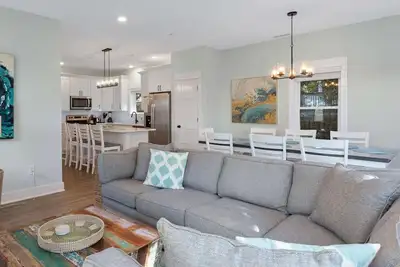 Image de 1 Min to Beach! 3br w/ Pool & Club Amenities