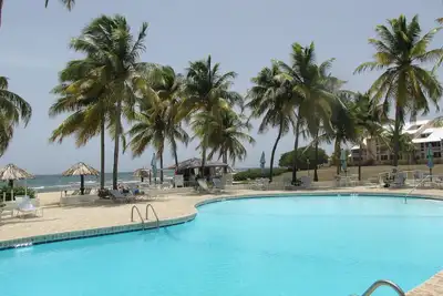 Image de Caribbean colors on wide open estate on a long sandy swimming beach.
