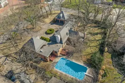 Image de Large, Professionally Decorated French Style near Southern Hills with Pool