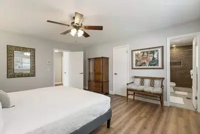 Image de The Flag House: Updated and Central to Everything