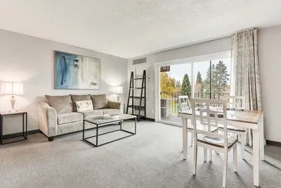 Image de \"View and Far Between\" Second-floor - Riverfront Condo Near Downtown Bend