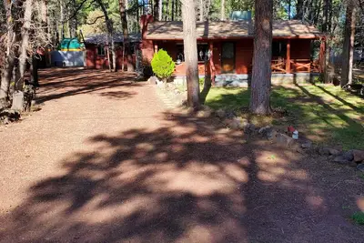 Image de Comfy Cozy Forest Home/ Rainbow Lake Neighborhood