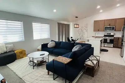 Image de Spacious fully fenced yard, central location!