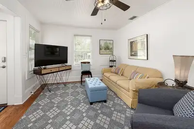 Image de Pet Friendly Cottage! One short block to beach! Walk to shops and dining!