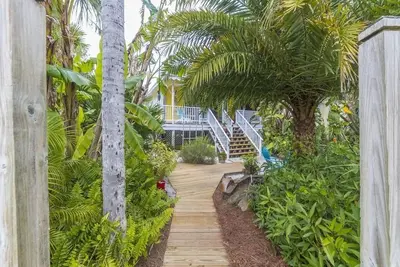 Image de Excellent Location ~ Island Surf Cottage ~ Sleeps 4
