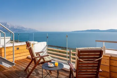 Image de Maison confortable à Omis avec sauna