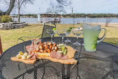 Image de Sunsets! Lake Home w Swing at Dock. Stocked kitchen, King Bed, 10min from Square