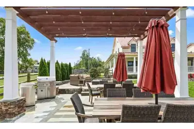 Image de 1 Br barn with custom game room and amazing outdoor space! Swimming pool!