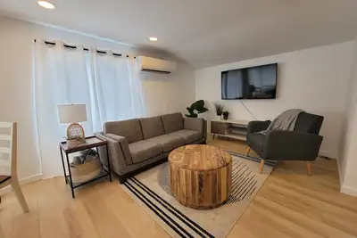 Image de Newly Renovated, Private Backyard with Hot Tub