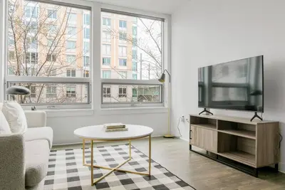Image de Sleek East Cambridge 2br w/ Gym & W/D, near Lechmere T, by Blueground