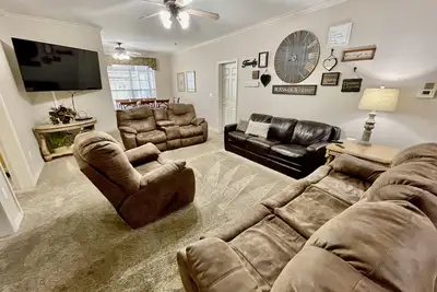 Image de Gracie's Getaway - 4 King Bedrooms w /4 Ensuite Baths! Sleeps 13! !