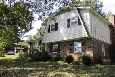 Image de Cozy 3 bedroom home on 1 acre, ready for your enjoyment.