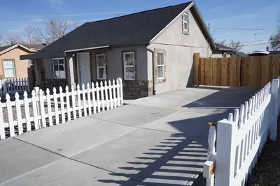 Image de Great house in N Denver! It has a Hot Tub, Gas Fire Pit and Corn Hole!