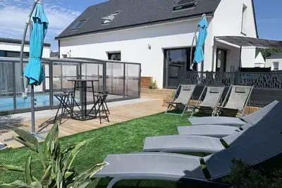 Image de Villa avec piscine chauffée, Spa, hammam à 5 min de la plage!
