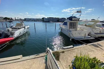 Image de 2 pièces avec terrasse et parking à Port Camargue - 6 couchages, appontement inclus