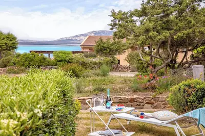 Image de Appartement \"Il Pesce Innamorato - Stintino\" avec vue sur mer et jardin.