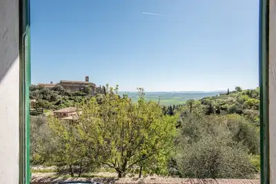 Image de Appartement \"Casa Francesca\", avec vue sur les montagnes et cour intérieure.