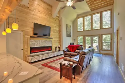 Image de New Construction with Modern Design & Hot Tub!