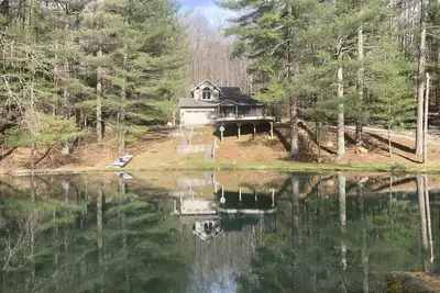 Image de Secluded Fully Furnished Home with Deck overlooking a Pond