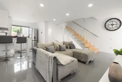 Image de Upscale Trendy Flats by HostWise