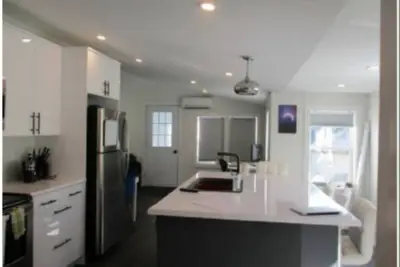 Image de Full house downtown charlottetown modern