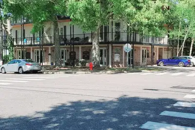 Image de Fairhope Dreams, Downtown Fairhope, Al- Condo, New Orleans Style Balcony Wifi