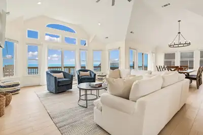 Sale! Oceanfront Hgtv Dream Home! Hot Tub, Pool table, Game Room, Ocean Views!
