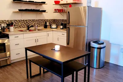 Image de 2 bedroom suite with laundry & kitchen. Private entrance & parking.