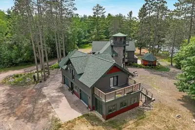 Image de Snowmobilers Dream, Large Parking Lot for Ample Trailer Parking. Ride In/Ride Out! ! !