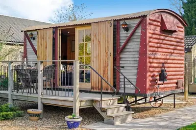 Image de Unique Cotswolds Glamping, The Railway View in Cirencester with Parking & WiFi