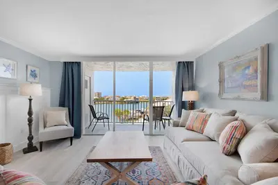 Image de 🌊Harbor & Pool Views~Walk 2 Beach~Pool~Tennis~Grills~2br Dolphin Point 404c