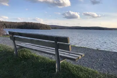 Image de Cozy Lakeview Family Cottage - steps to the lake, 2 swim docks & restaurant!