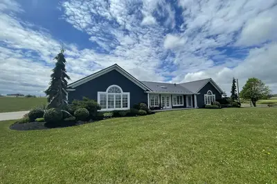 Image de Executive Water View Home With Hot Tub, Just 3 Minutes To Barachois Beach