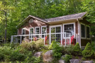 Image de The Algonquin Luxury Cottage at Blue Water Acres Resort