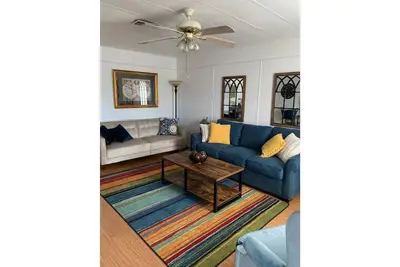 Image de Adorable 2 Bedroom 1 Bath Duplex